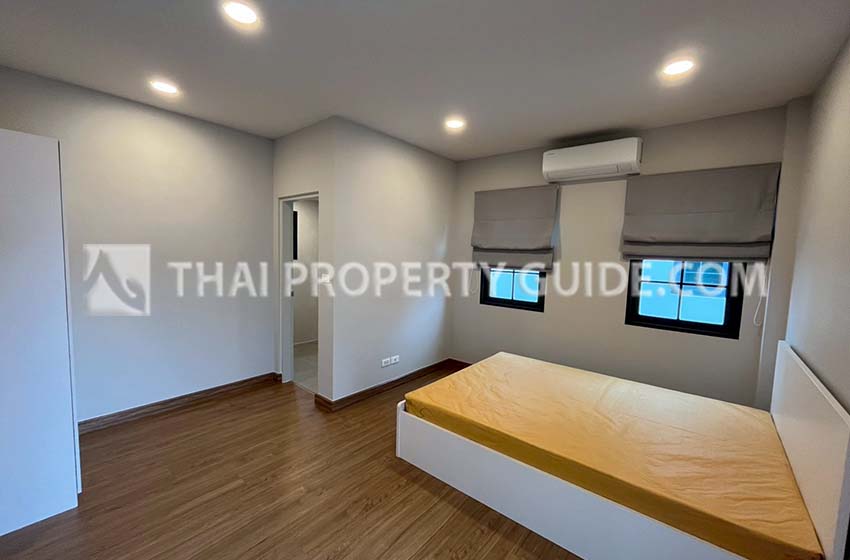 House with Shared Pool in Bangnatrad 